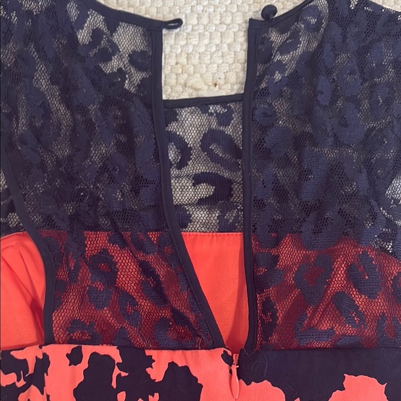 FRENCH CONNECTION | Navy and Coral patterned mini dress with lace on top sz 4 - Picture 2 of 5